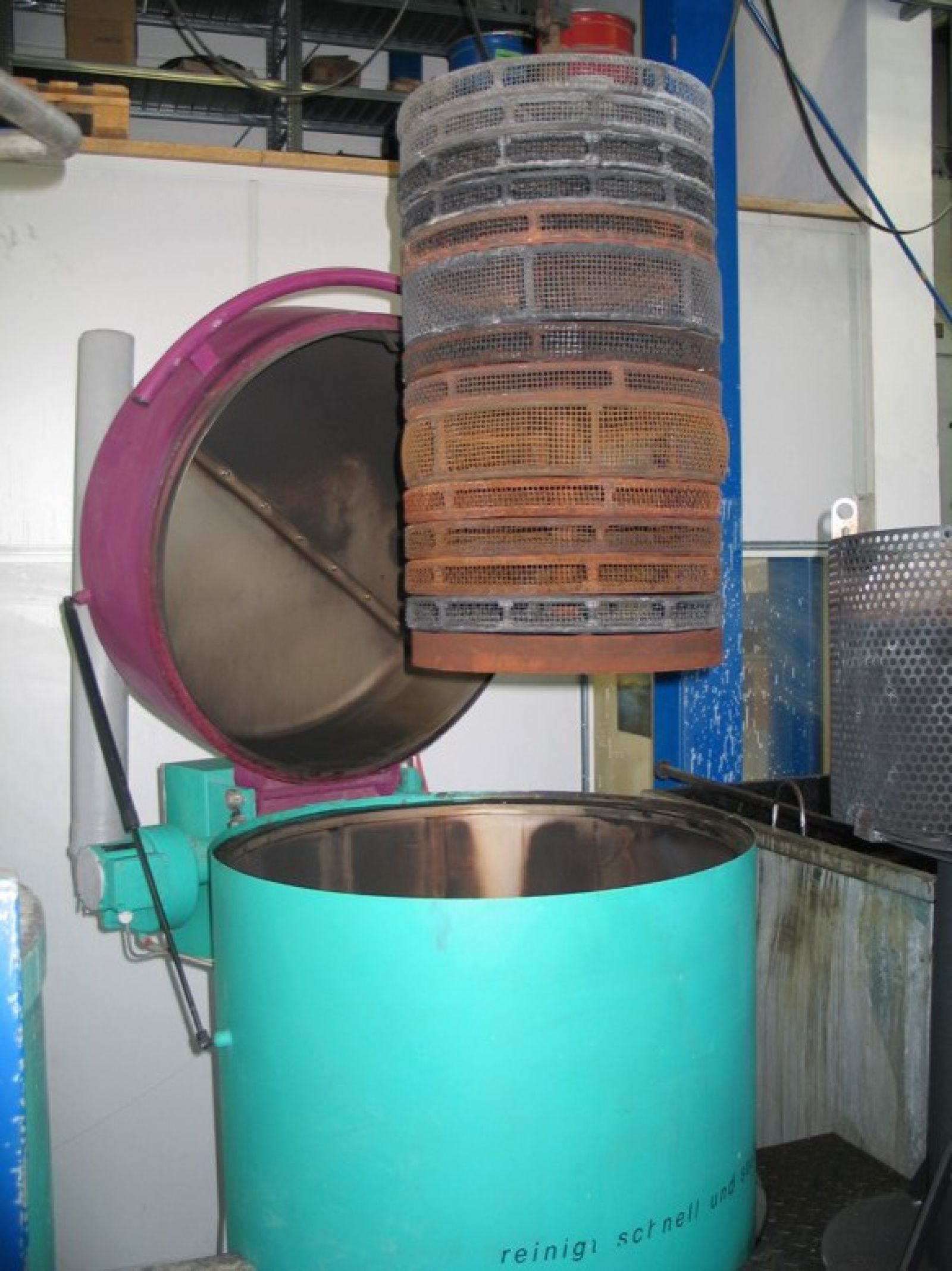 As for the immersion into the salt bath, the batch rack is lowered into the top loader by means of a crane.