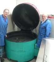 Alte PERKUTE Reinigungsanlage bei der Firma Schweinfest in Hamburg mit zwei Mitarbeitern in blauen Arbeitskitteln