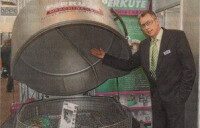 Martin Pricker vor der PERKUTE SPF 120 auf der Hannover Messe – industrielles Reinigungssystem für Werkzeuge und Maschinenkomponenten