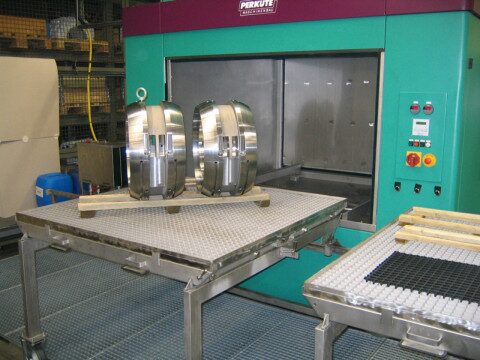 Frontlader PF 150 Reinigungsanlage mit Antriebslagern auf Transporttisch