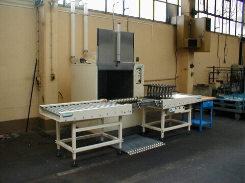 Frontlader FR 70 mit Rollenbahn zur Reinigung von Kurbelwellen und Ritzeln