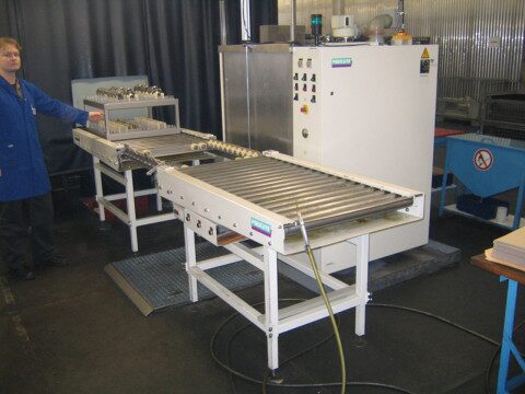 Bedienung der Frontlader FR 70 Reinigungsanlage mit Rollenbahn