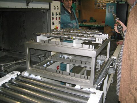 FR 70 Reinigungsanlage mit Werkstückträgern für Kurbelwellen und Ritzel