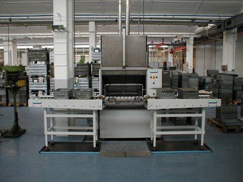 Frontlader FR 90 Reinigungsanlage mit Trommeleinrichtung und Rollenbahn