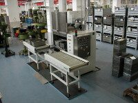 Frontlader FR 90 mit Rollenbahn in industrieller Produktionshalle
