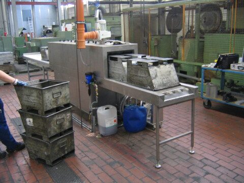 Durchlaufreinigungsanlage TW 106 beim Reinigen verschmutzter Transportbehälter