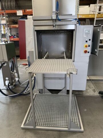 Clean-o-mat FR Reinigungsanlage in einer Industriehalle