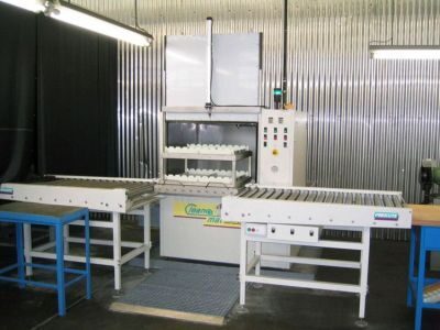 Clean-o-mat FR Reinigungsanlage in der Produktion mit Fördertechnik