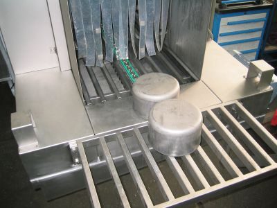 Workpieces in the TW 106 continuous cleaning system with nozzle tube system