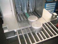 Workpieces in the TW 106 continuous cleaning system with nozzle tube system
