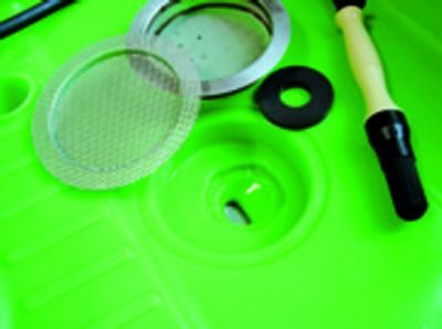 Triple filter system with coarse, fine and magnetic filter of a PERKUTE cleaning system for liquid cleaning