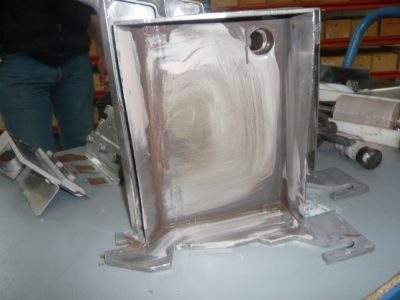 Stark lackiertes Wannen-Element vor der Reinigung und Entlackung