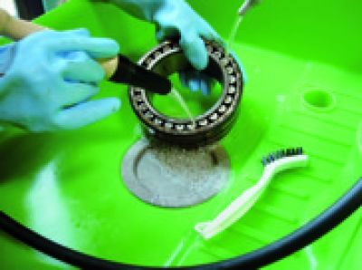 Pinselreinigung eines Metallteils mit Bürste in einer PERKUTE Reinigungsanlage