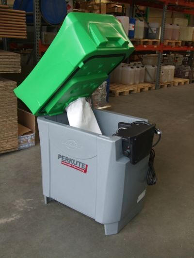 PERKUTE Waschtisch mit geöffnetem Deckel und eingesetztem Filterbeutel