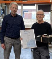 Zbigniew Woch wird für 30 Jahre Betriebszugehörigkeit bei PERKUTE geehrt